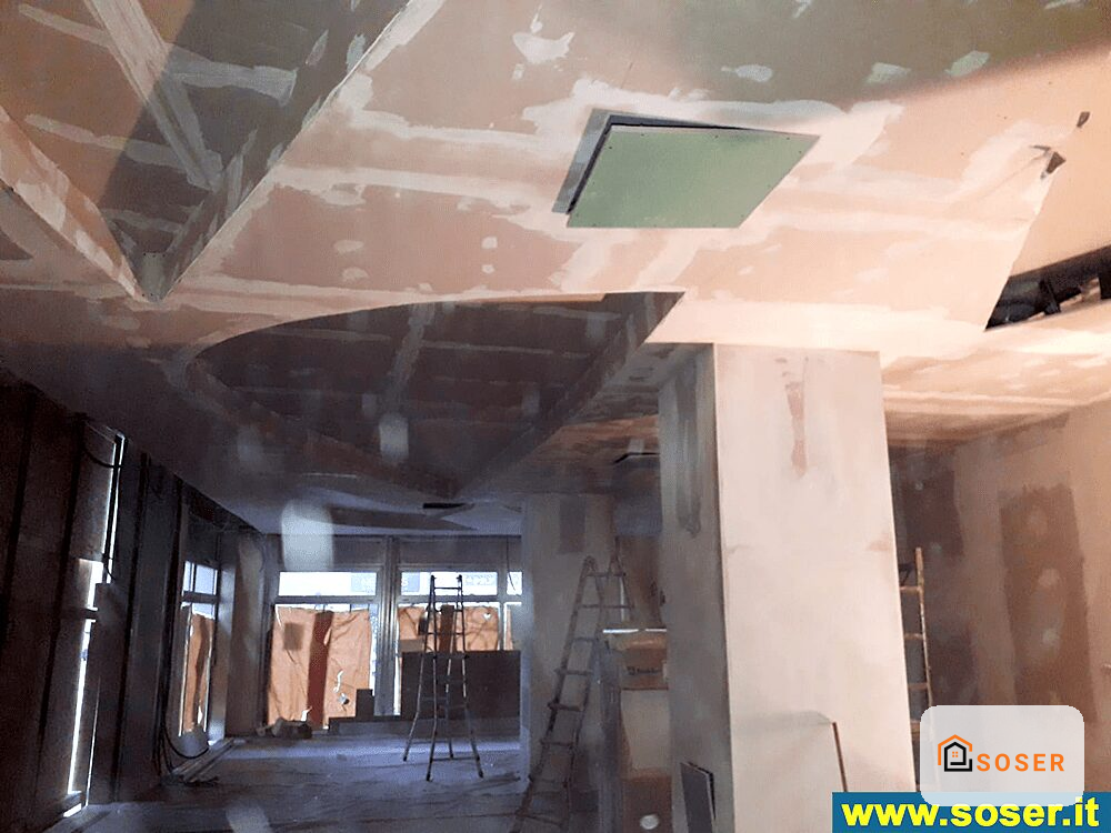 Interno in ristrutturazione con controsoffitto in cartongesso e impianto elettrico in corso d'opera