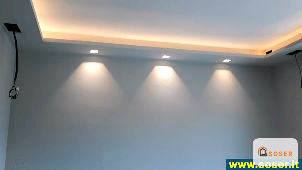 Soffitto in cartongesso con illuminazione a led e faretti incassati in una stanza moderna