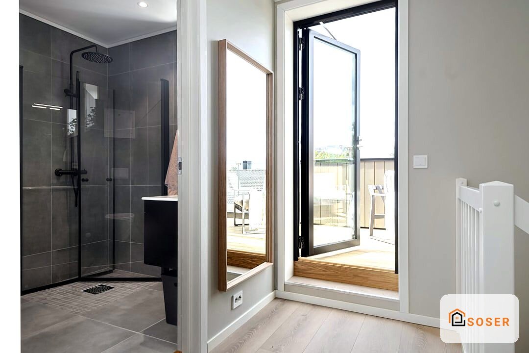 Bagno moderno con doccia in stile contemporaneo, porta-finestra con vista panoramica e pavimenti in legno chiaro