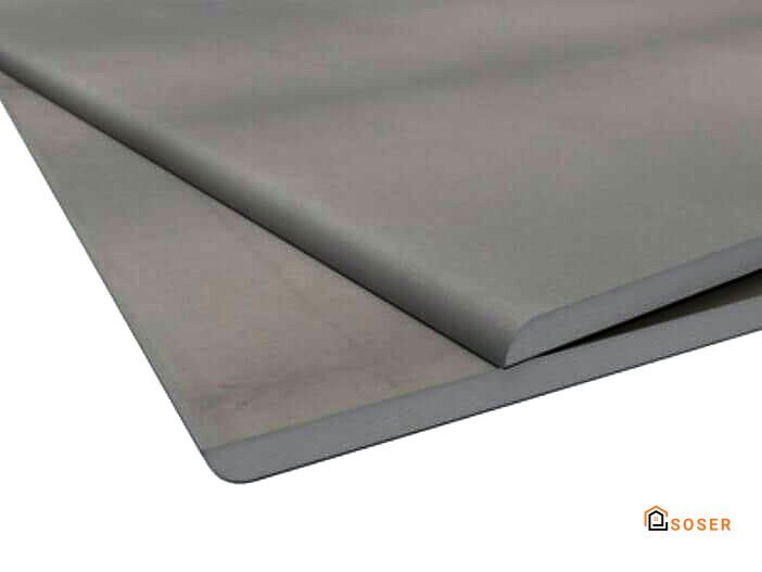 Pannelli in cartongesso grigio sovrapposti per ristrutturazione edile