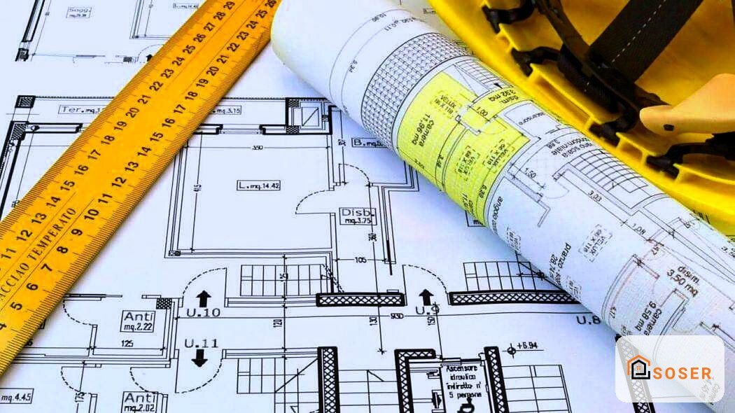 Progetti architettonici con metro giallo e rotoli di blueprint su tavolo da disegno