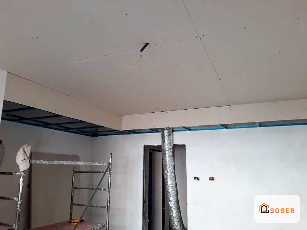 Soffitto in cartongesso in fase di realizzazione con impianti e condotti visibili