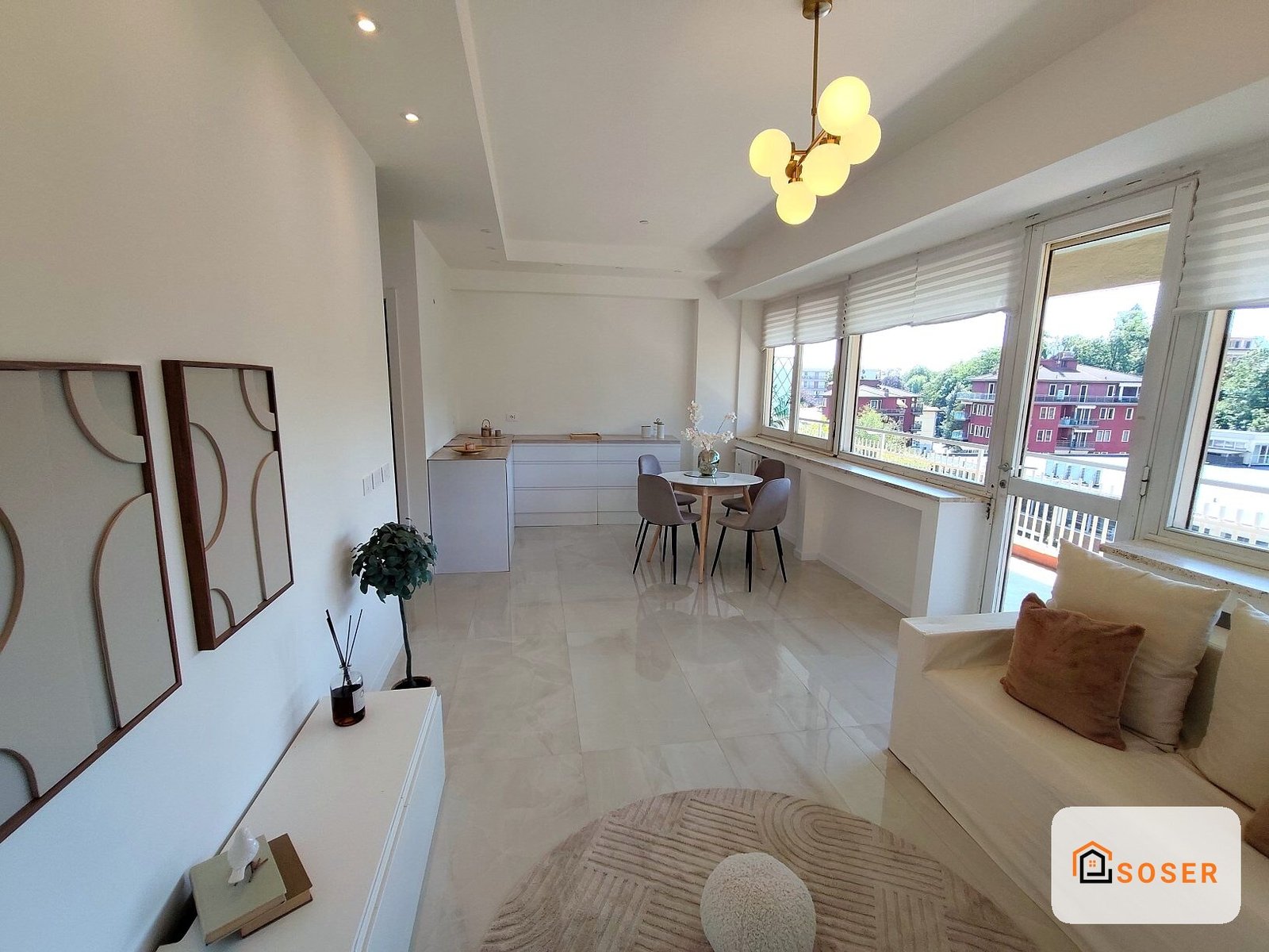Appartamento moderno completamente ristrutturato con cucina bianca, soggiorno luminoso e ampie finestre su Milano