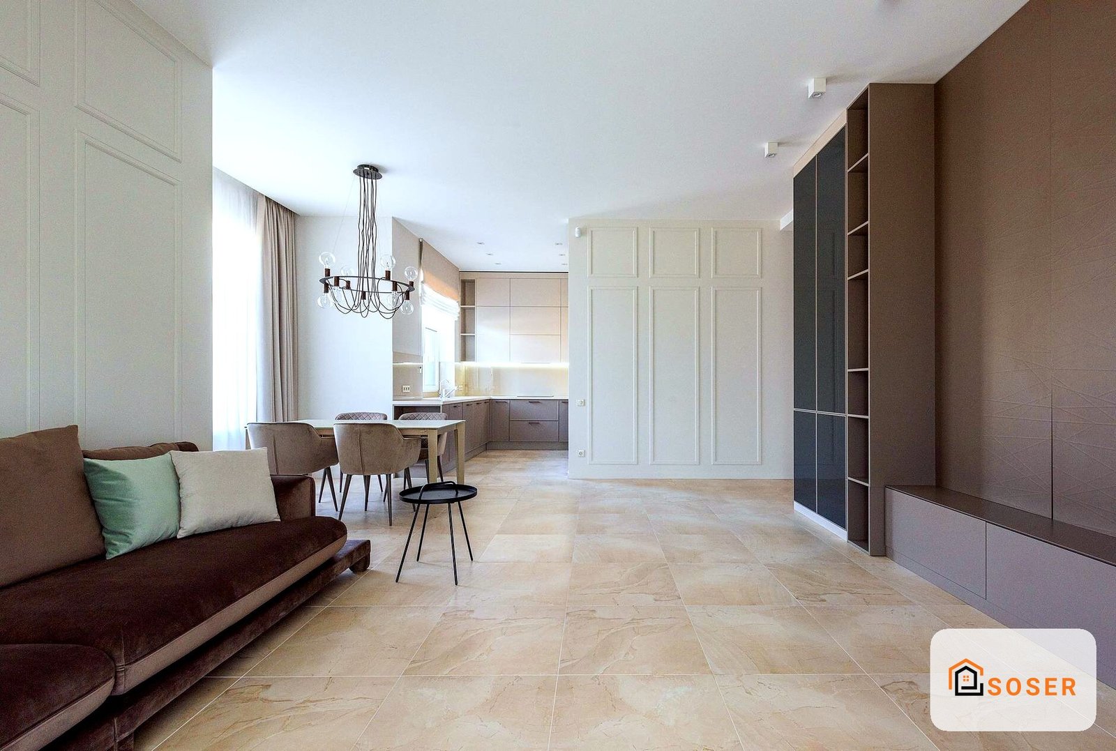 Interno moderno di open space con cucina, soggiorno e armadi in legno e bianco a Milano