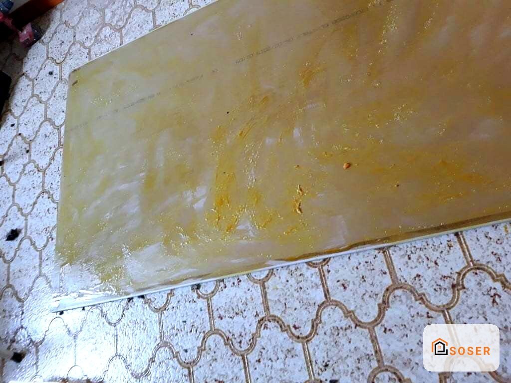 Parete in cartongesso con stucco e finiture in corso di preparazione per imbiancatura