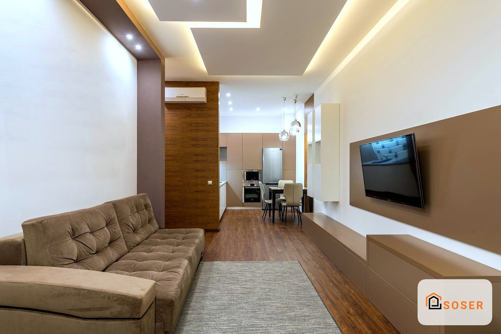 Soggiorno moderno con sofa beige, TV a parete e soffitto in cartongesso con illuminazione LED