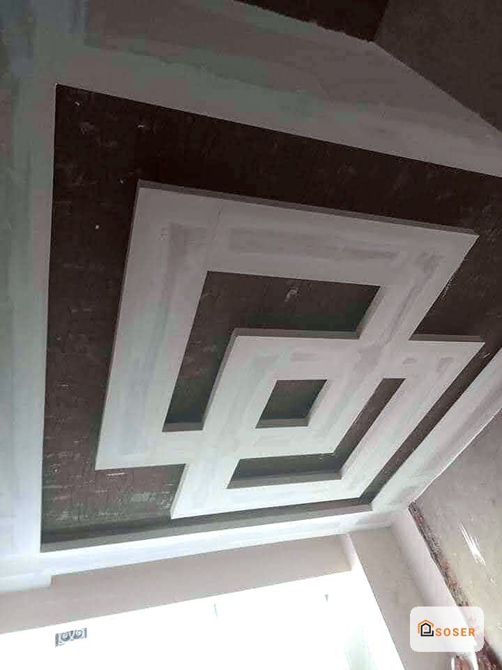 Controsoffitto in cartongesso con illuminazione LED integrata a geometria squadrata in bianco e grigio