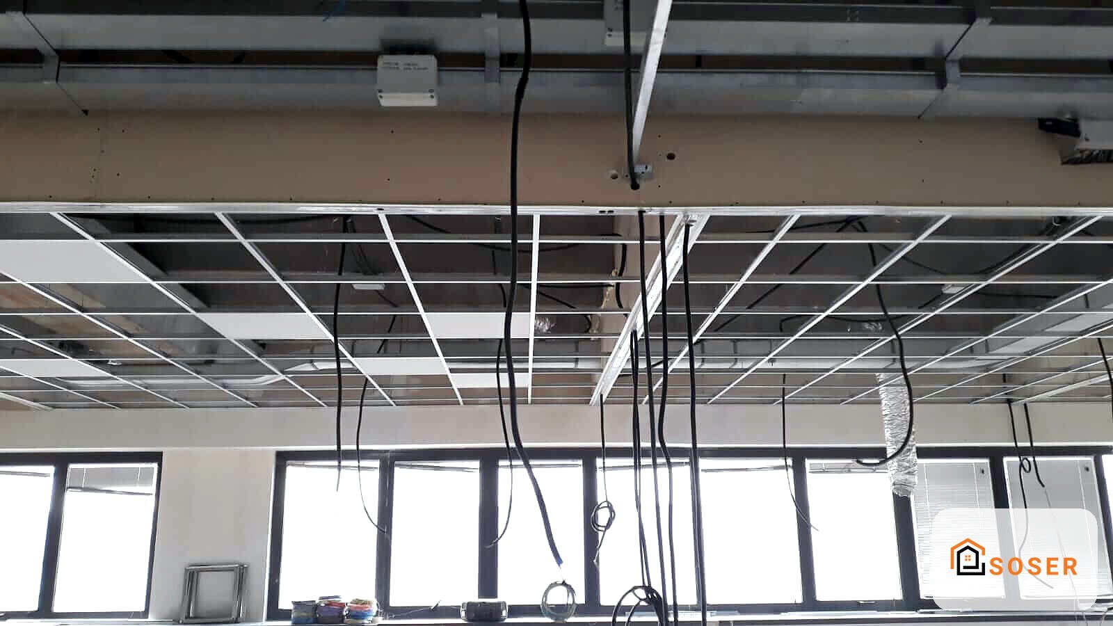 Cantiere di ristrutturazione con controsoffitto in cartongesso e impianto elettrico in corso a Milano