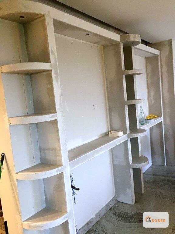 Struttura in cartongesso con nicchie e vani per armadio a muro in fase di realizzazione