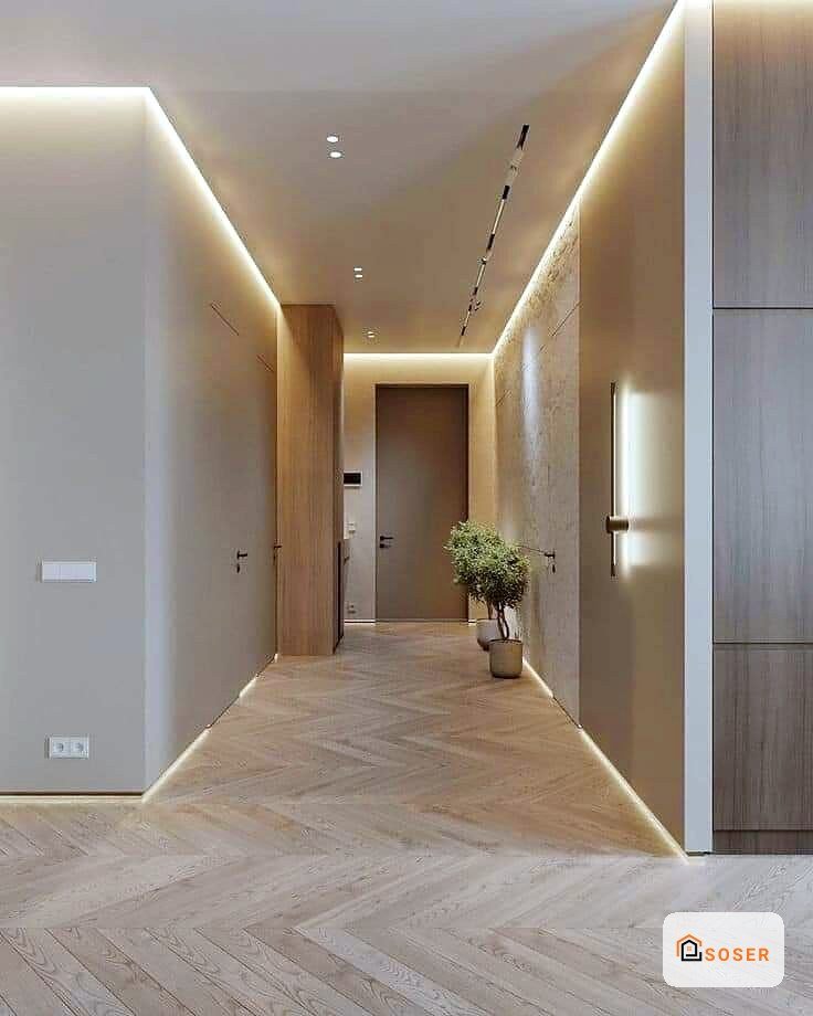 Corridoio moderno con pareti bianche, illuminazione a LED integrata e pavimento in gres porcellanato effetto legno