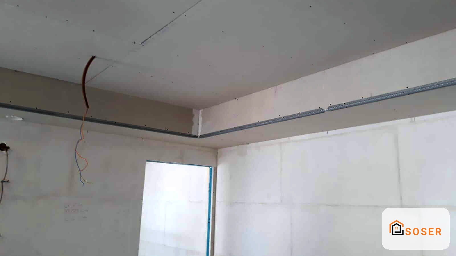 Cartongesso in fase di installazione con tracciati elettrici e profili metallici in vista