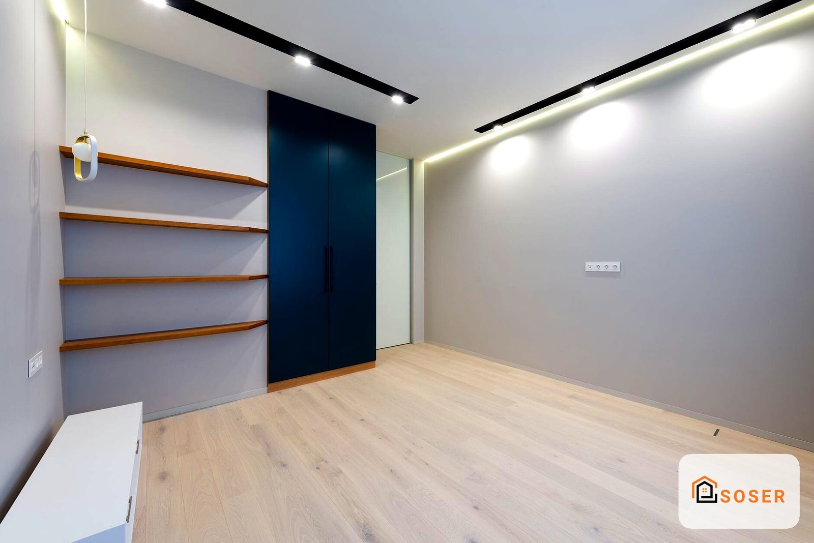 Stanza moderna con pareti grigie, scaffali in legno, armadio blu e pavimento in laminato