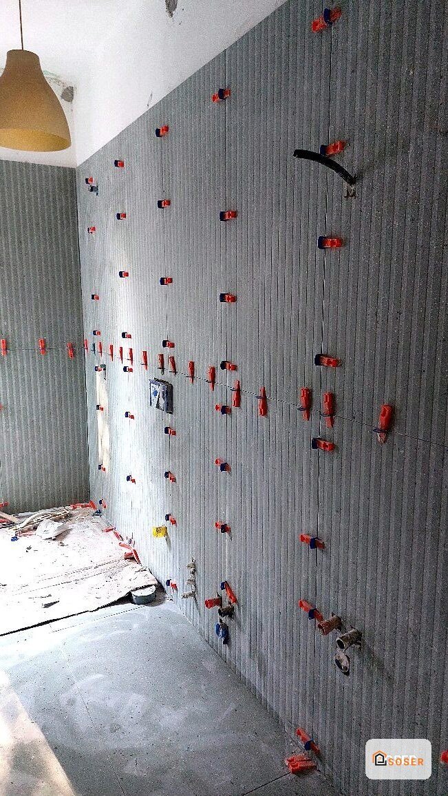 Controsoffitto in cartongesso con ancoraggi rossi per impianto elettrico in fase di realizzazione