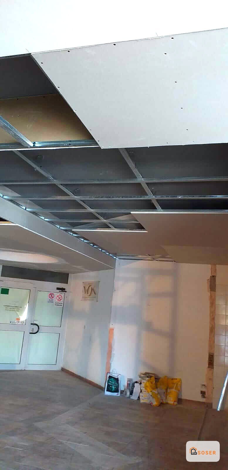 Cantiere di ristrutturazione con controsoffitto in cartongesso e struttura metallica a vista