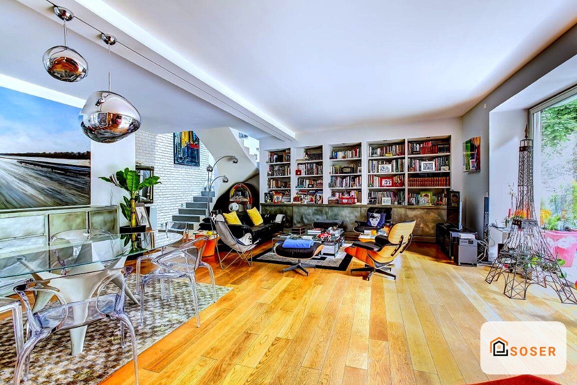 Soggiorno moderno con pavimenti in legno, librerie a parete e arredamento contemporaneo a Milano