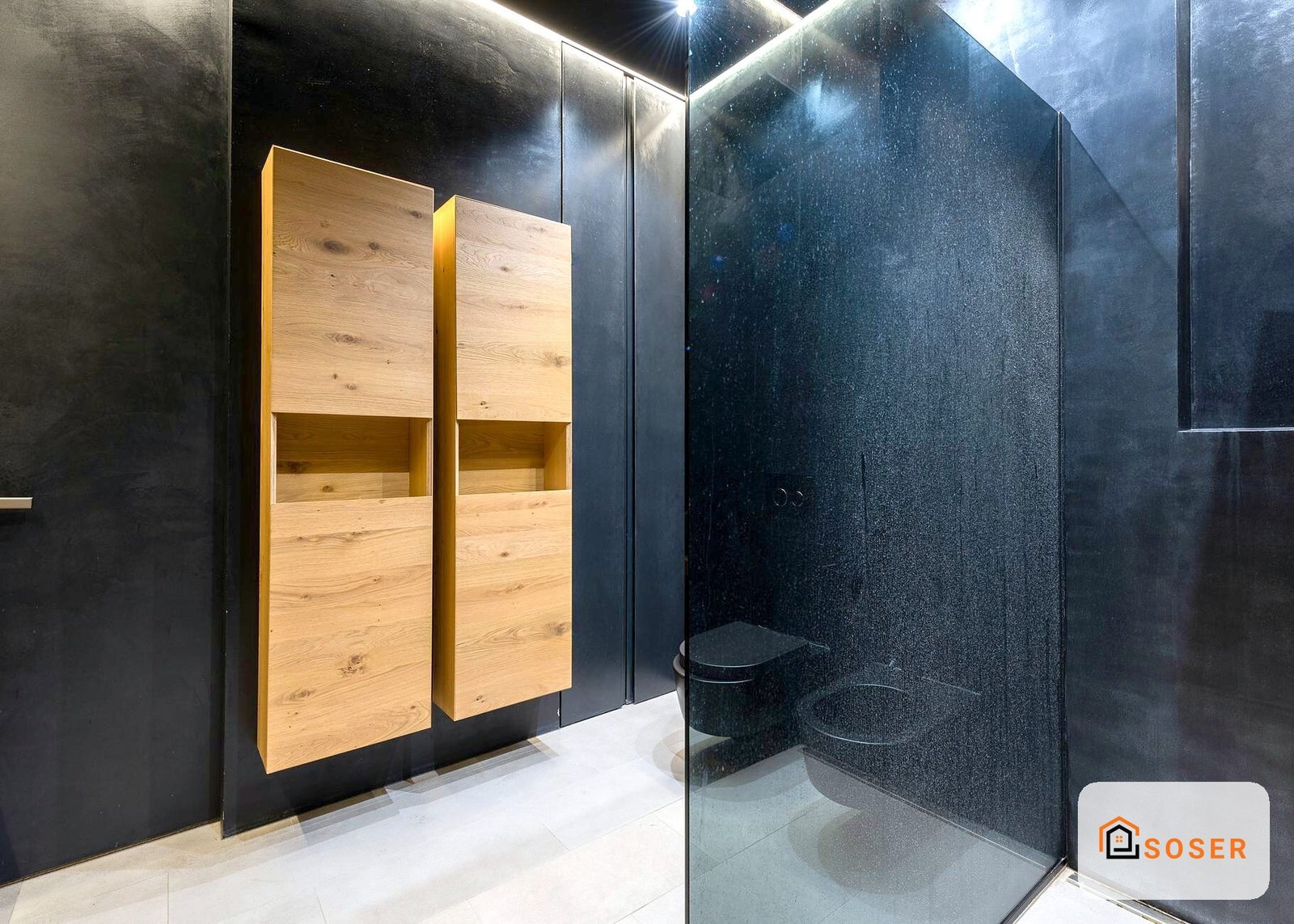 Bagno moderno con rivestimento nero, mobile in legno naturale e doccia walk-in a Milano
