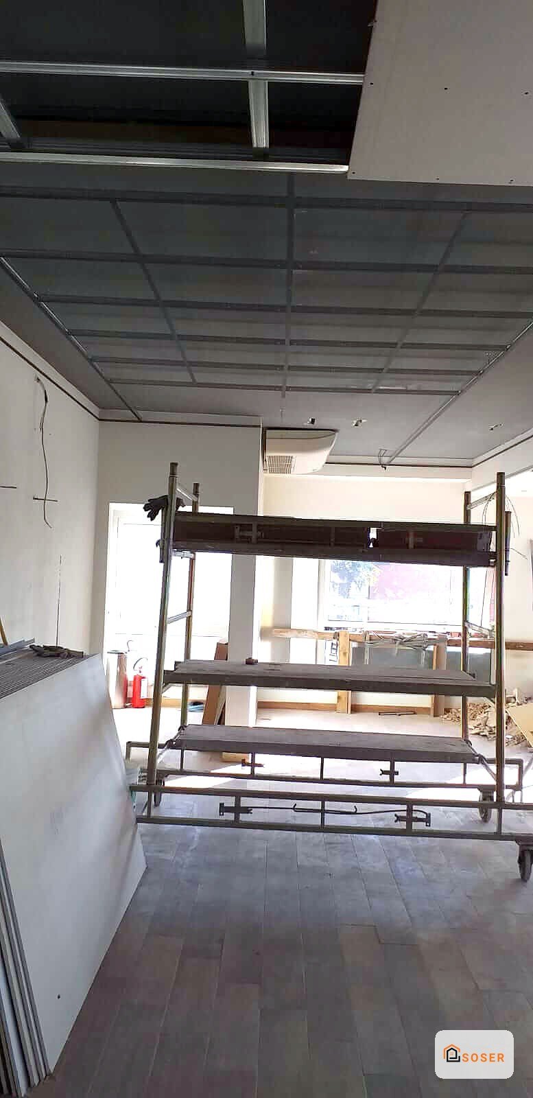 Interno in fase di ristrutturazione con controsoffitto in cartongesso e impalcatura metallica