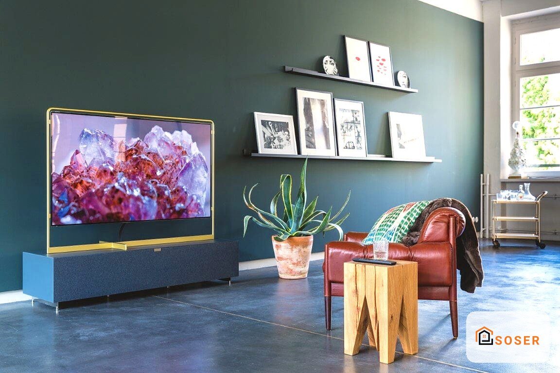 Soggiorno moderno con parete teal, TV su mobile blu e poltrona rossa in pelle