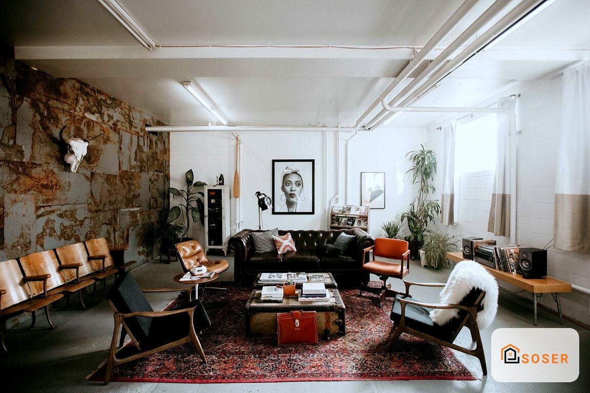 Loft moderno con pareti in mattone a vista, arredi vintage e imbiancatura bianca