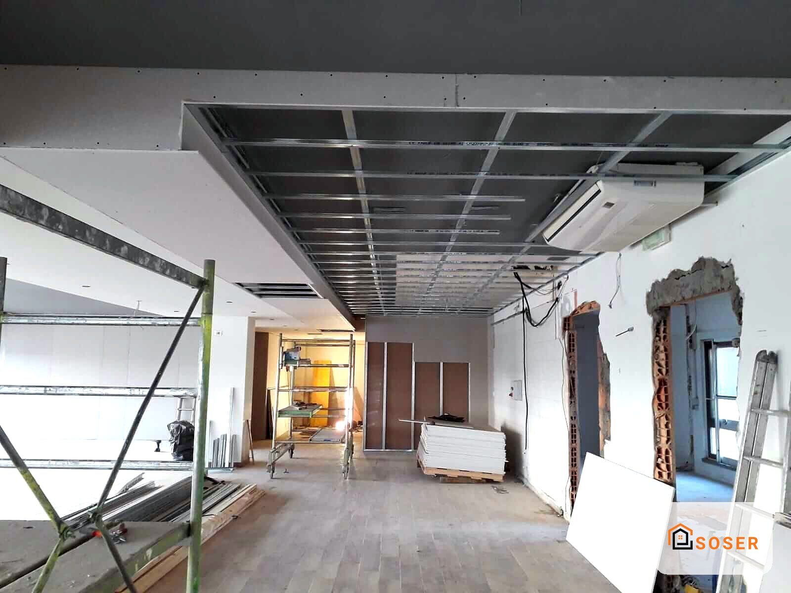 Interno di appartamento in fase di ristrutturazione con controsoffitto in cartongesso e pareti da completare
