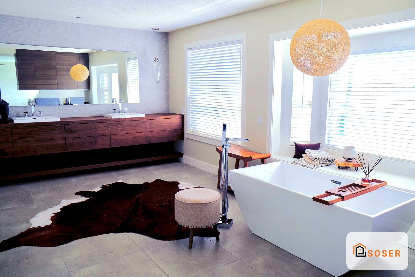 Bagno moderno di lusso con vasca bianca, doppio lavabo in legno e illuminazione elegante a Milano
