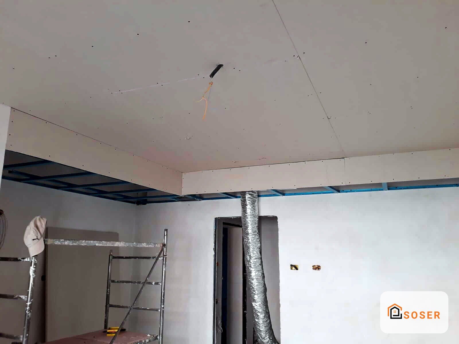 Cantiere di ristrutturazione con controsoffitto in cartongesso e impianto elettrico in corso