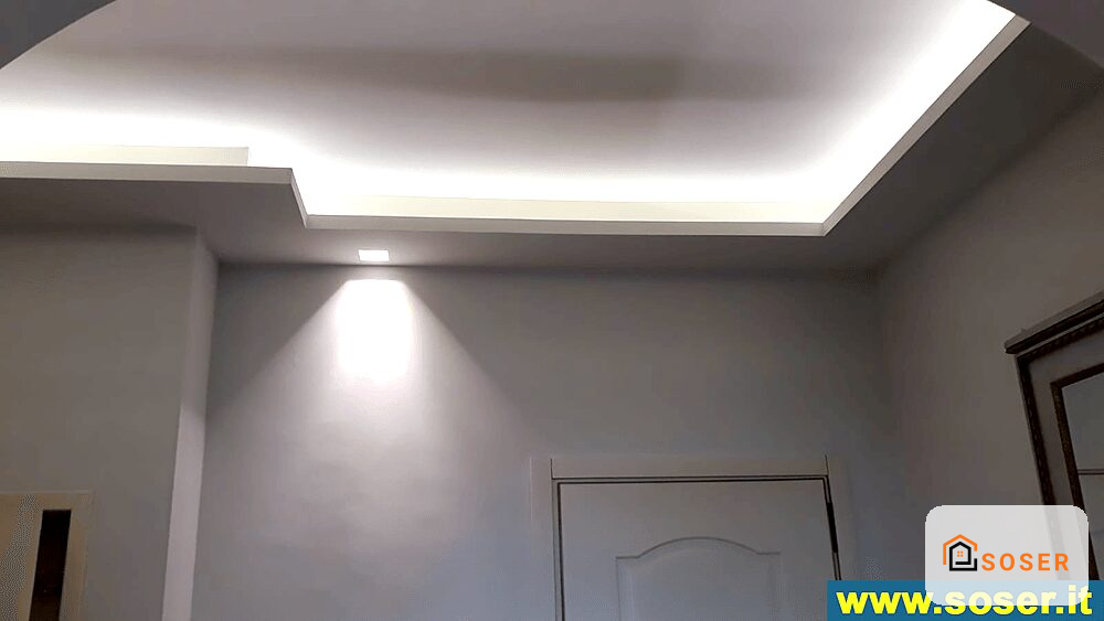 Soffitto in cartongesso con controsoffitto e illuminazione a LED incassata in una stanza moderna