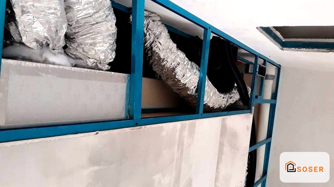Installazione di tubazioni in alluminio isolante per impianto di climatizzazione e ventilazione durante ristrutturazione