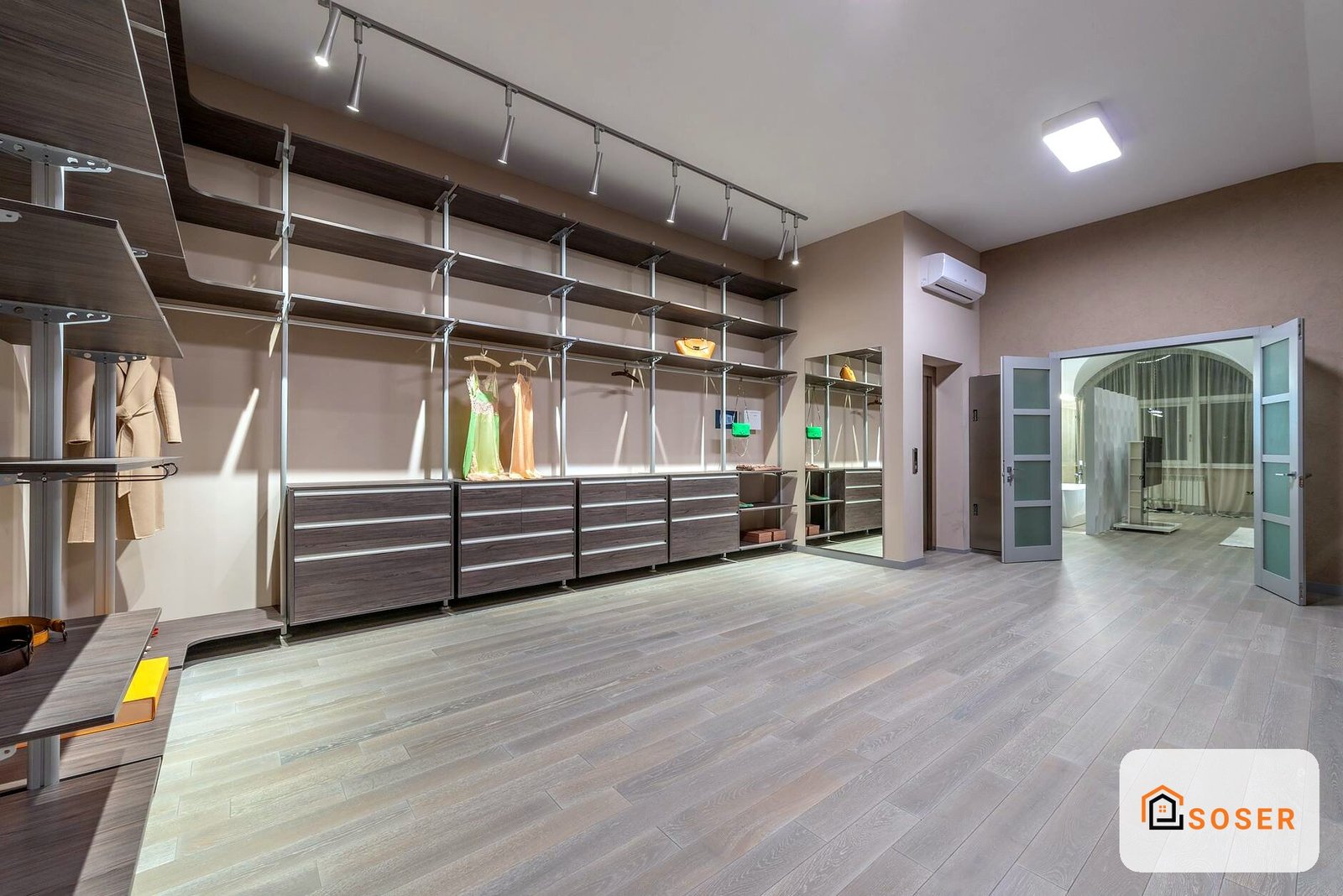 Cabina armadio moderna con scaffalature in legno scuro, illuminazione LED e pavimento in parquet