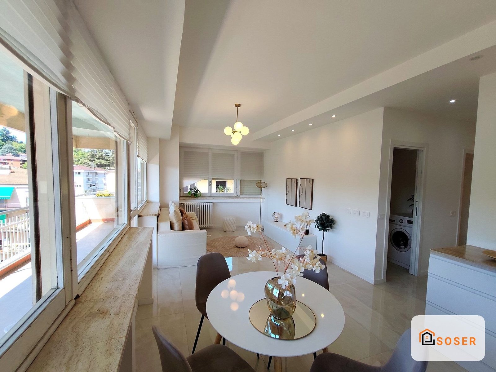 Appartamento moderno ristrutturato con cucina open space, pavimenti in gres porcellanato e infissi contemporanei a Milano
