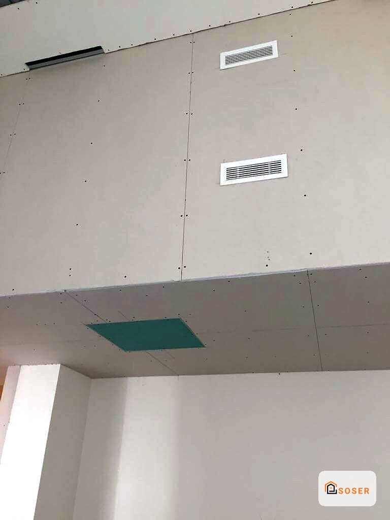 Controsoffitto in cartongesso con impianto elettrico a vista in fase di realizzazione