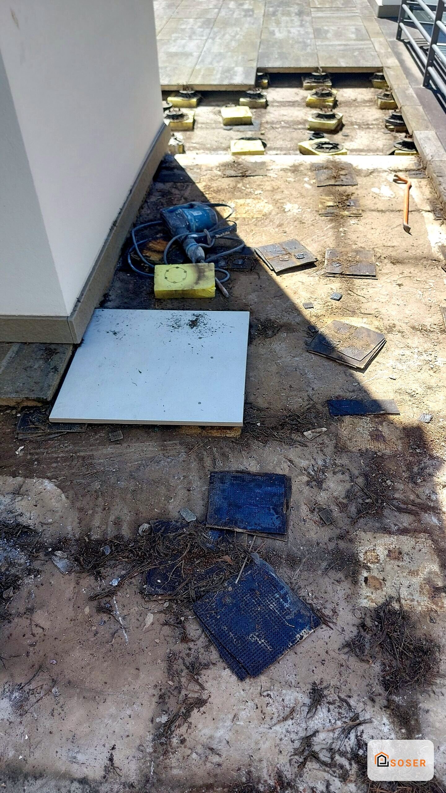 Preparazione terrazza con isolamento termico e strutture di supporto per nuova pavimentazione