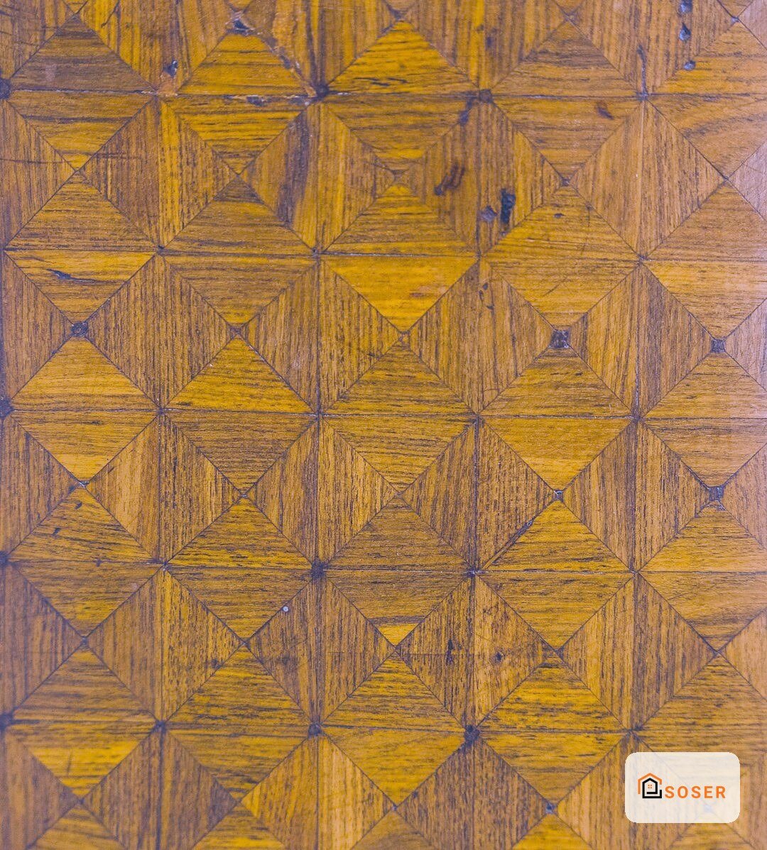 Pavimento in legno con motivo geometrico a rombi in tonalità giallo e marrone