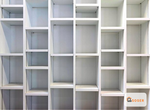 Libreria a muro in cartongesso bianco con vani quadrati e rettangolari, soluzione moderna per arredamento interno