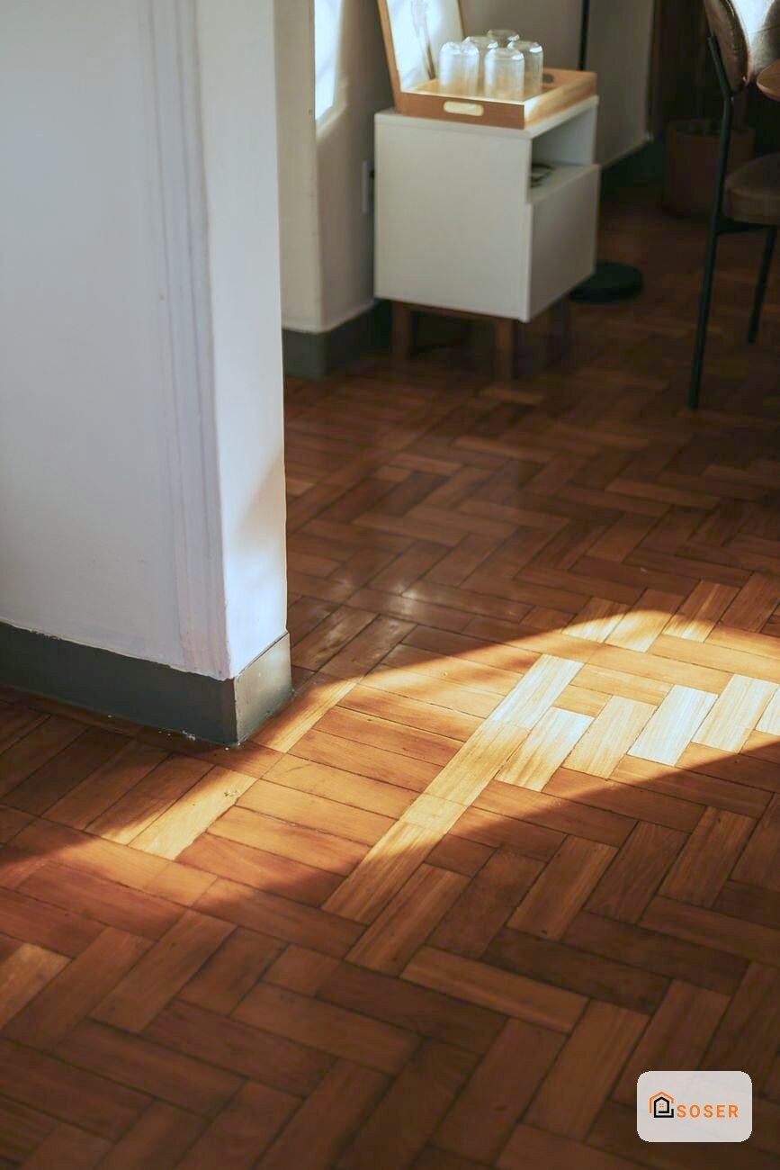 Pavimento in parquet a spina di pesce con luce naturale in appartamento moderno a Milano