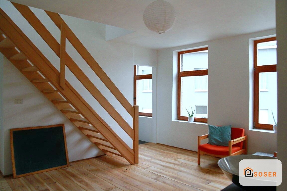 Soggiorno moderno con scala in legno, finestre in legno e pavimento in parquet, arredamento minimalista