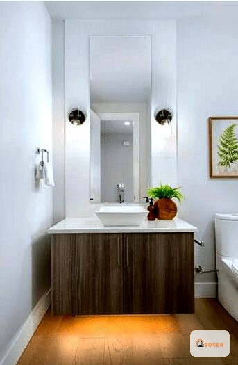 Bagno moderno con vanity in legno scuro, specchio illuminato e pavimento riscaldato a Milano