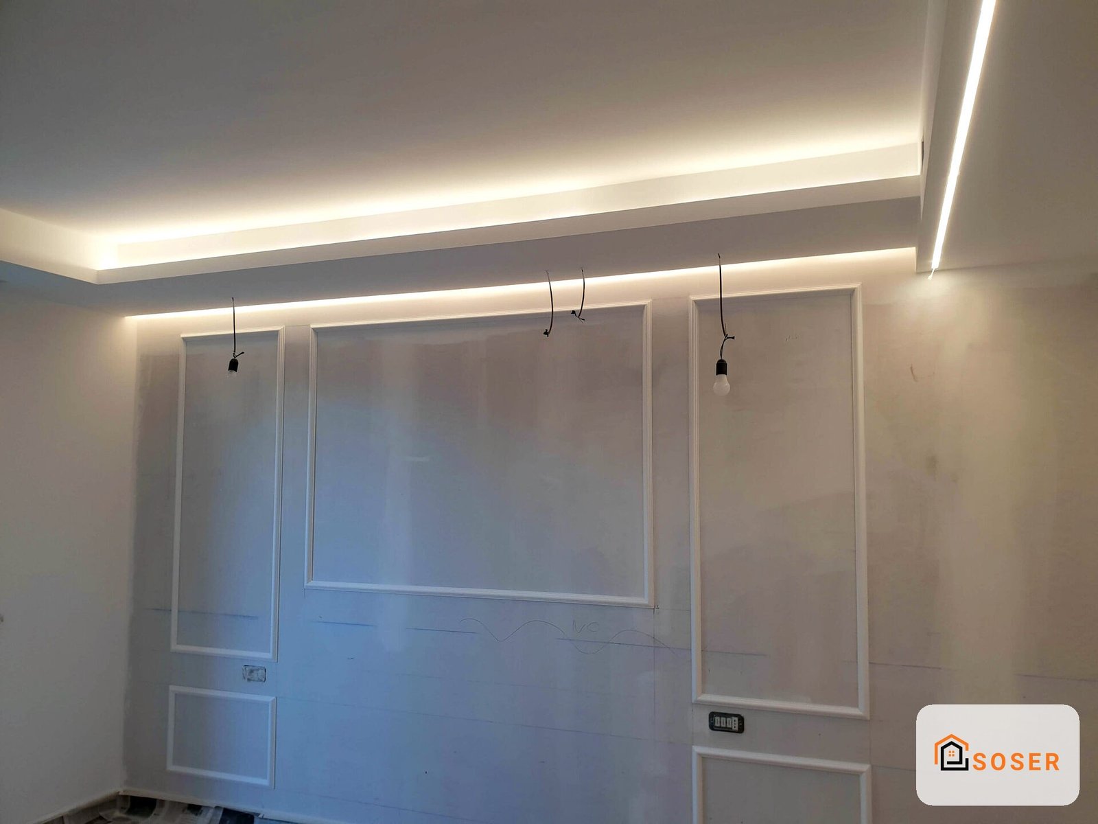 Cartongesso e controsoffitto con illuminazione LED in soggiorno moderno a Milano