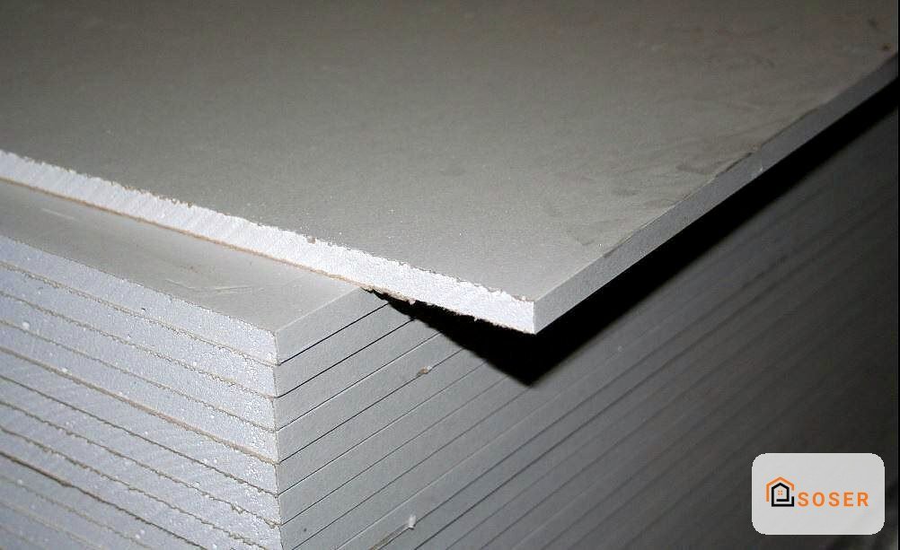 Pannelli di cartongesso impilati mostrando i bordi e la struttura interna dei fogli