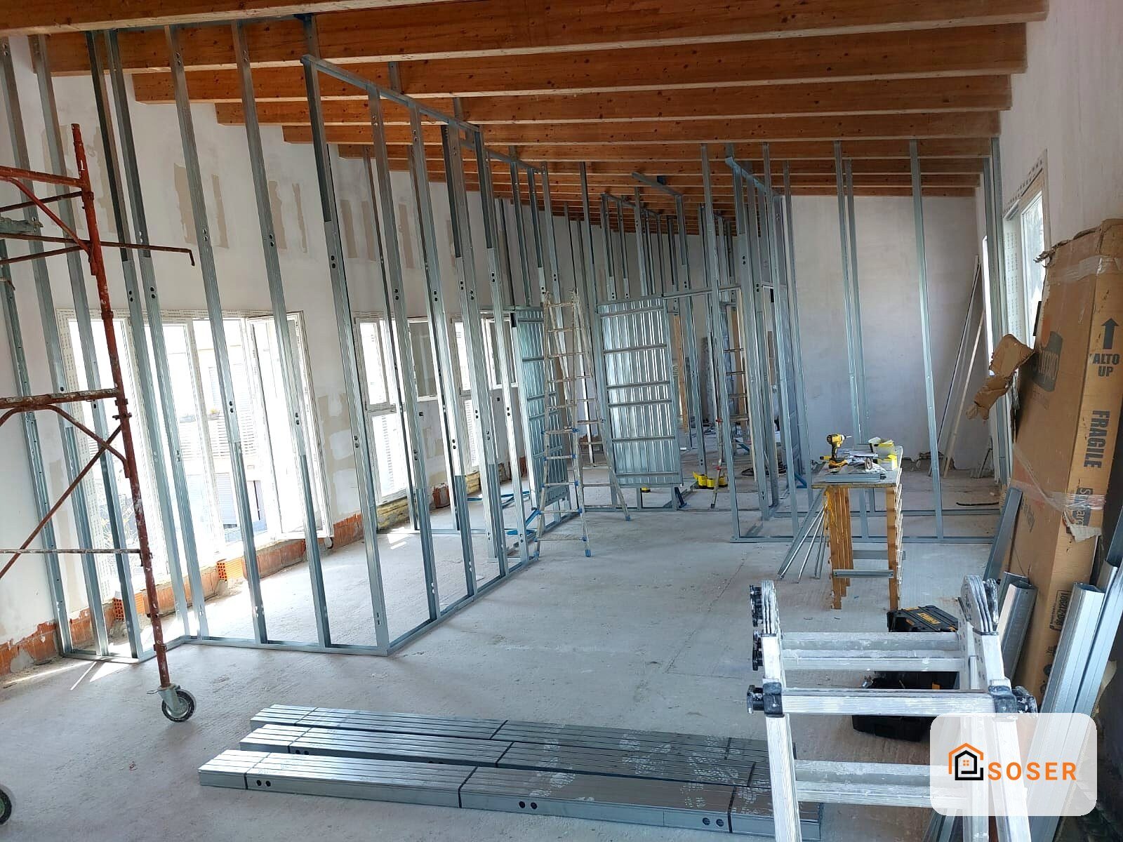 Cantiere di ristrutturazione con struttura in cartongesso e travi in legno a vista