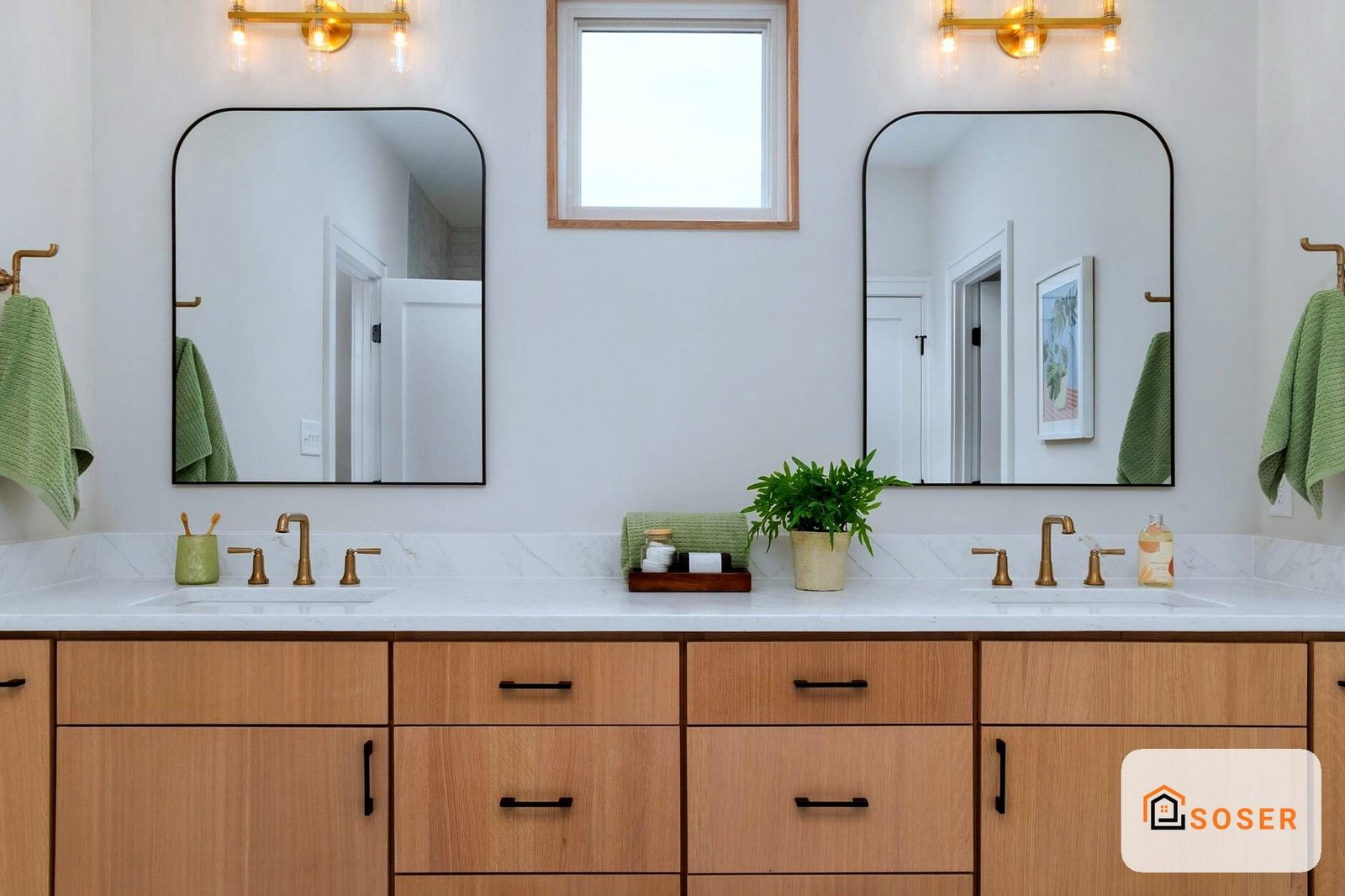 Bagno moderno con doppio lavabo, specchi neri e mobili in legno, finiture dorate