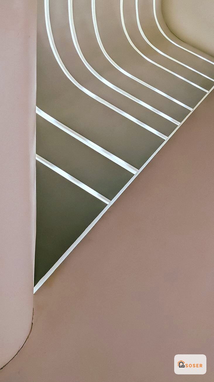 Controsoffitto in cartongesso con strisce di neon bianco in un'abitazione moderna a Milano