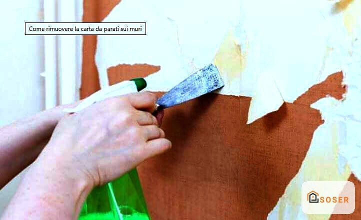 Pittura di una parete con pennello blu durante lavori di imbiancatura di interni