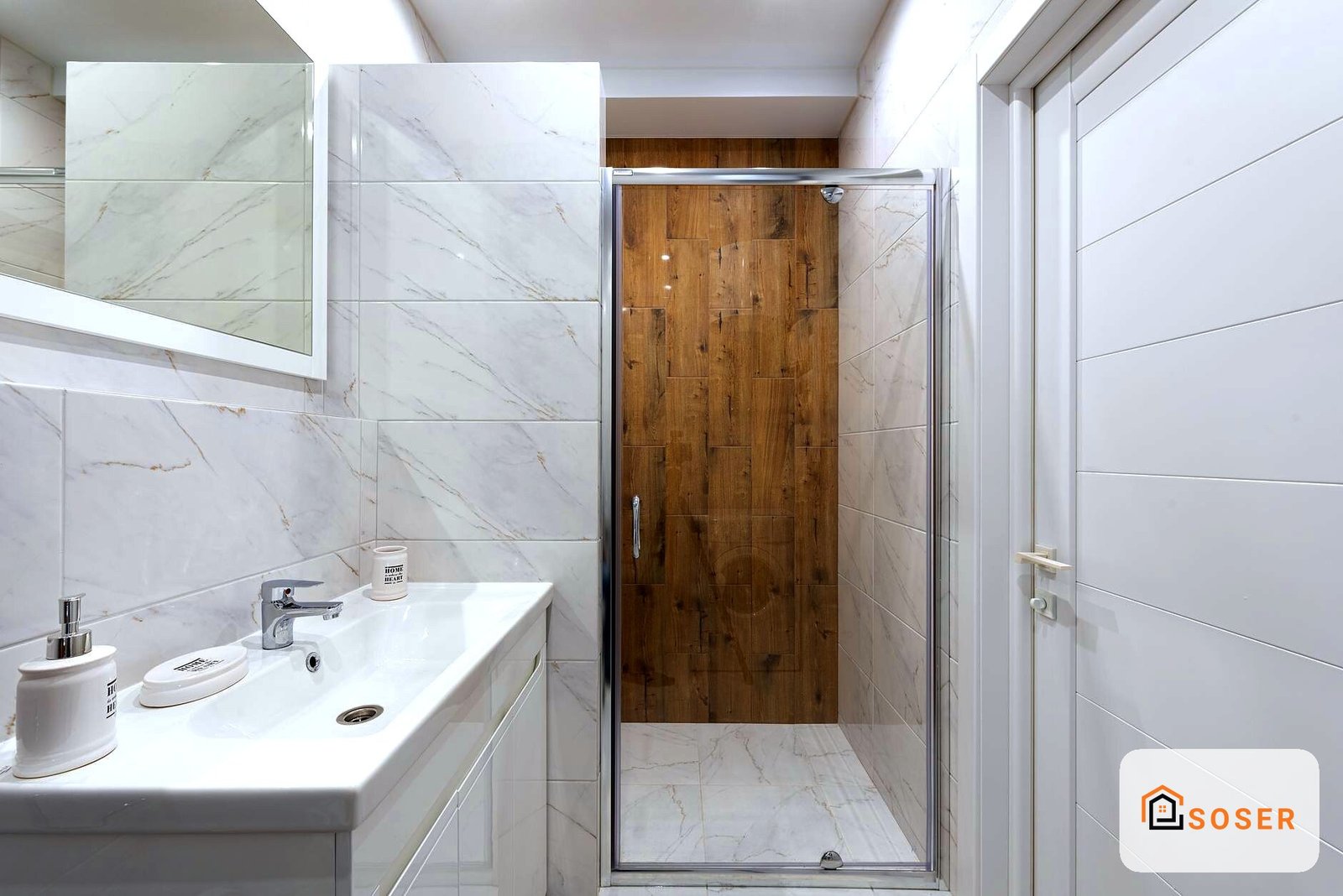 Bagno moderno con rivestimento marmo, doccia con parete in legno e lavabo bianco