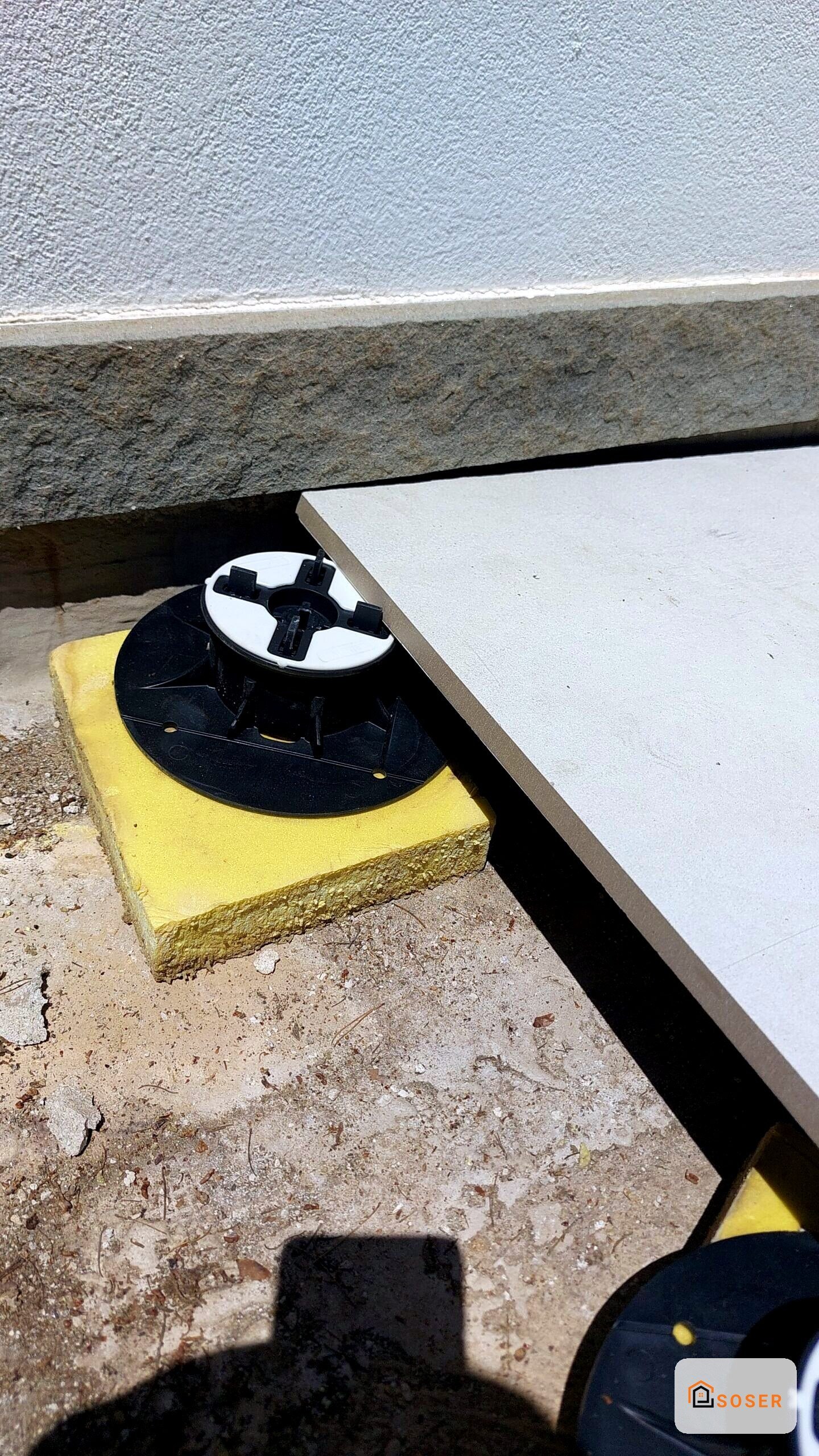 Livellamento solaio con supporti gialli e lastre in cartongesso per pavimentazione