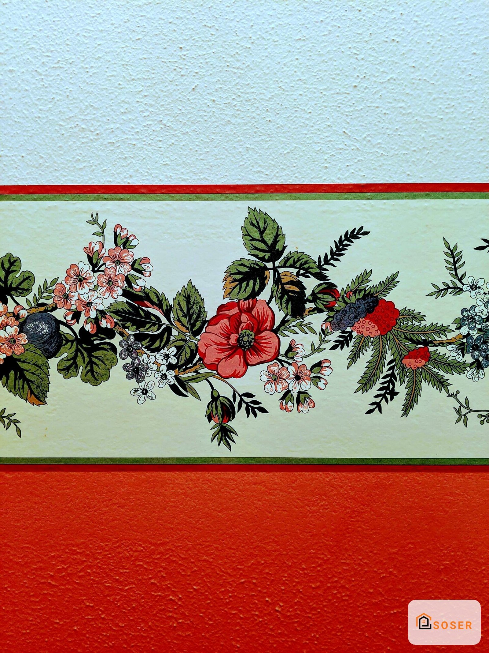 Parete decorata con fascia floreale colorata e bordure rosse, lavoro di imbiancatura e decorazione murale