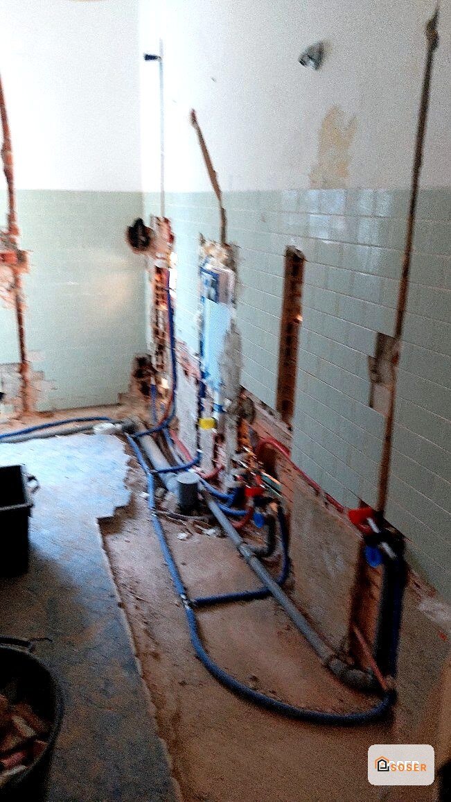 Cantiere di ristrutturazione con impianto elettrico e idraulico in fase di installazione su parete in cartongesso