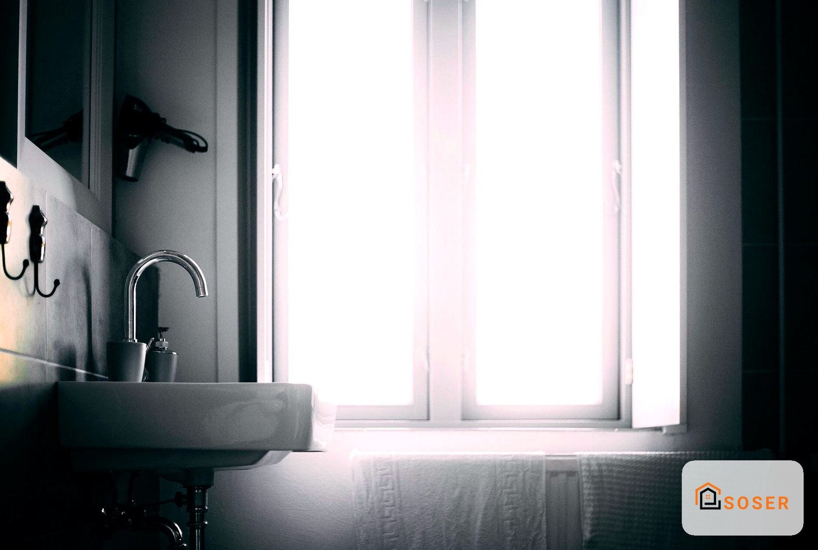 Bagno moderno con lavabo design e finestra luminosa