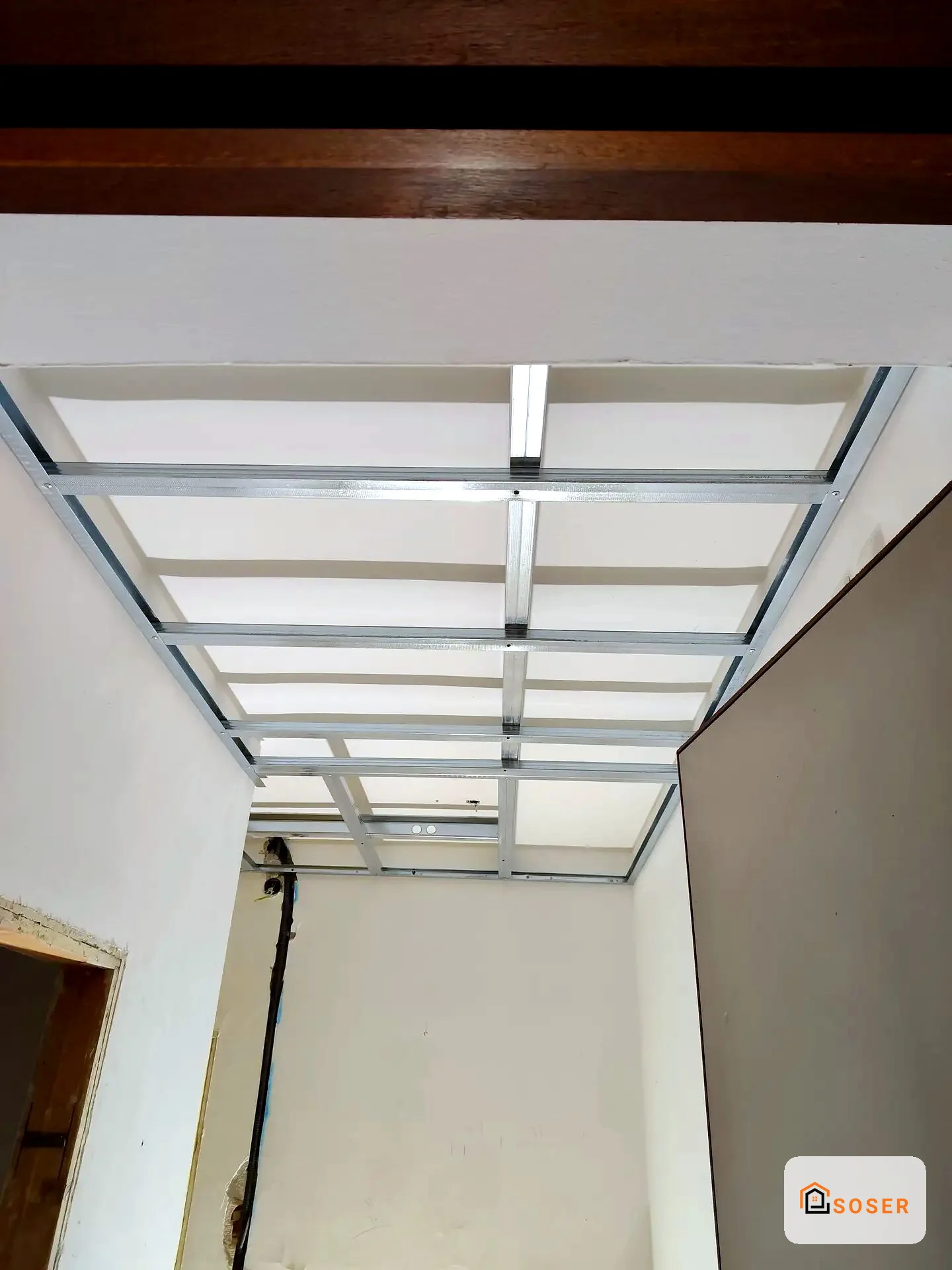 Controsoffitto in cartongesso con struttura in metalstud e pannelli in corso di installazione