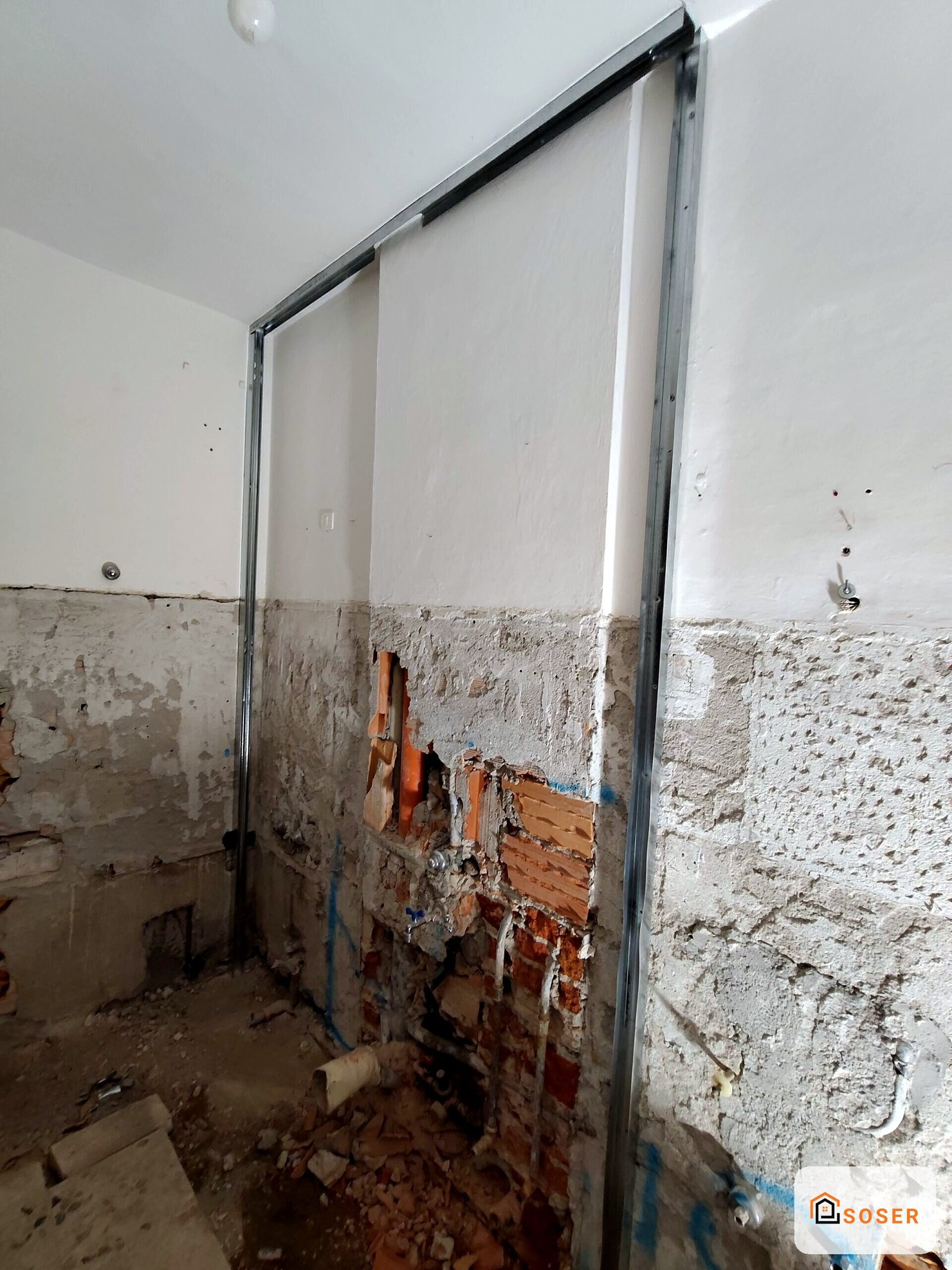 Bagno in ristrutturazione con pareti demolite, muffa e umidità, prima dei lavori di renovazione
